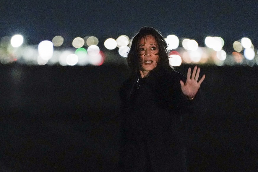 Democratic presidential nominee Vice President Kamala Harris waves as she arrives at Detroit Metropolitan Wayne County Airport in Detroit, Sunday, Nov. 3, 2024. (AP Photo/Jacquelyn Martin, Pool)