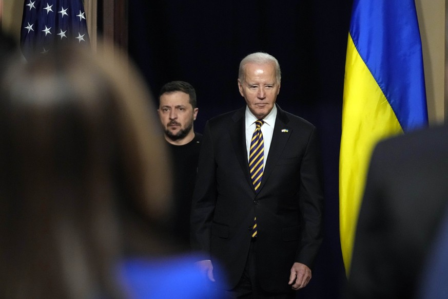 12.12.2023, USA, Washington: Joe Biden (r), Präsident der USA, Wolodymyr Selenskyj, Präsident der Ukraine, kommen zu einer Pressekonferenz im Indian Treaty Room im Eisenhower Executive Office Building ...