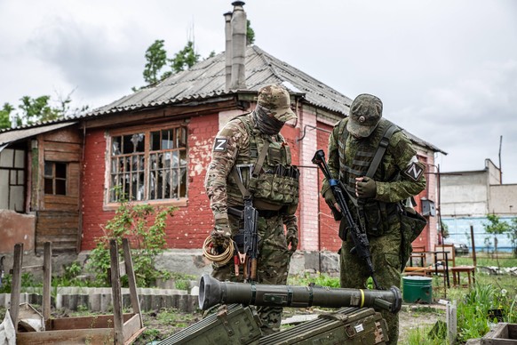 Russische Soldaten in der Region Lugansk inspizieren einen ehemaligen ukrainischen Militärstützpunkt.
