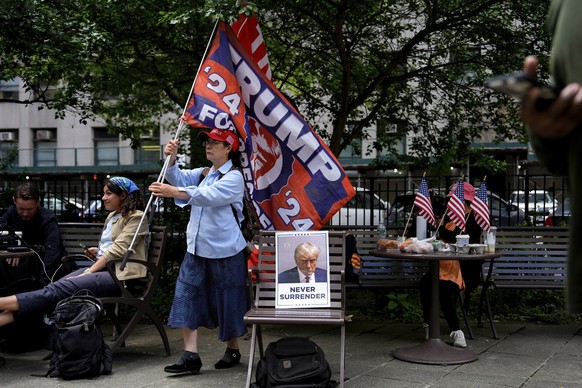 30.05.2024, USA, New York: Anhänger des ehemaligen US-Präsidenten Trump demonstrieren im Collect Pond Park vor dem Strafgerichtshof in Manhattan. Die Beratungen der Geschworenen in Trumps Schweigegeld ...