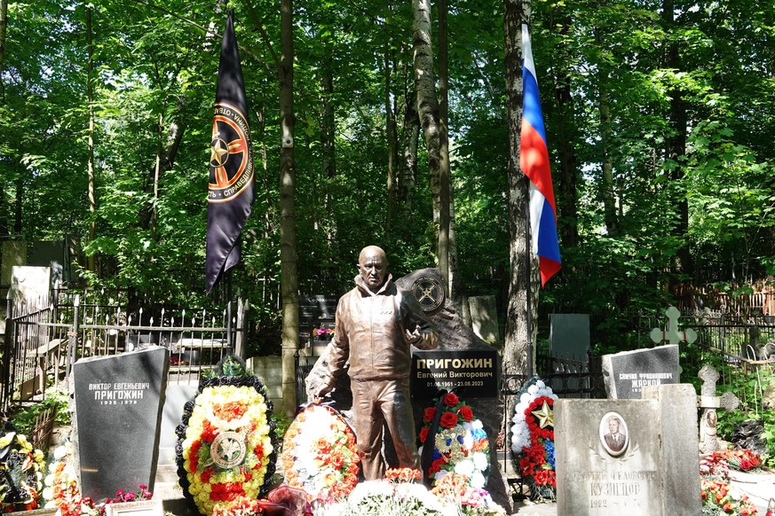 05.06.2024, Russland, St. Petersburg: Auf dem Grab des russischen Unternehmers Jewgeni Prigoschin steht eine fast lebensgro�e Figur als Denkmal zur Erinnerung an den Gr�nder der Privatarmee Wagner. (z ...