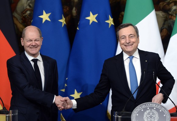 Olaf Scholz am 20. Dezember 2021 bei seinem Antrittsbesuch als Bundeskanzler in Italien, neben dem italienischen Ministerpräsidenten Mario Draghi. 