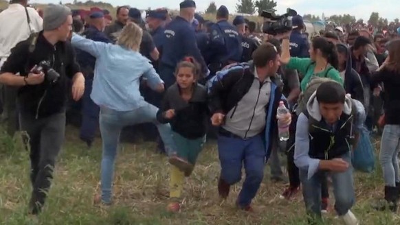 Die Kamerafrau des rechtsextremen Senders N1TV sorgte für Empörung, weil sie einem Flüchtling mit Kind auf dem Arm das Bein gestellt hat. In einer weiteren Szene tritt sie ein Flüchtlingskind.