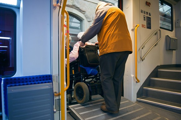 Die gehbehinderte Renate Seyfarth (77) und ihr Ehemann Dr. Peter Seyfarth nehmen am 26.09.2013 an einem Rollator-Training im Hauptbahnhof in Dresden (Sachsen) teil und fahren mit ihrem Rollstuhl aus e ...