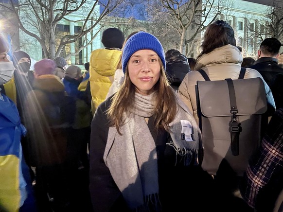 Die Ukrainerin Ivana Antonova demonstriert in Berlin für ihr Heimatland.
