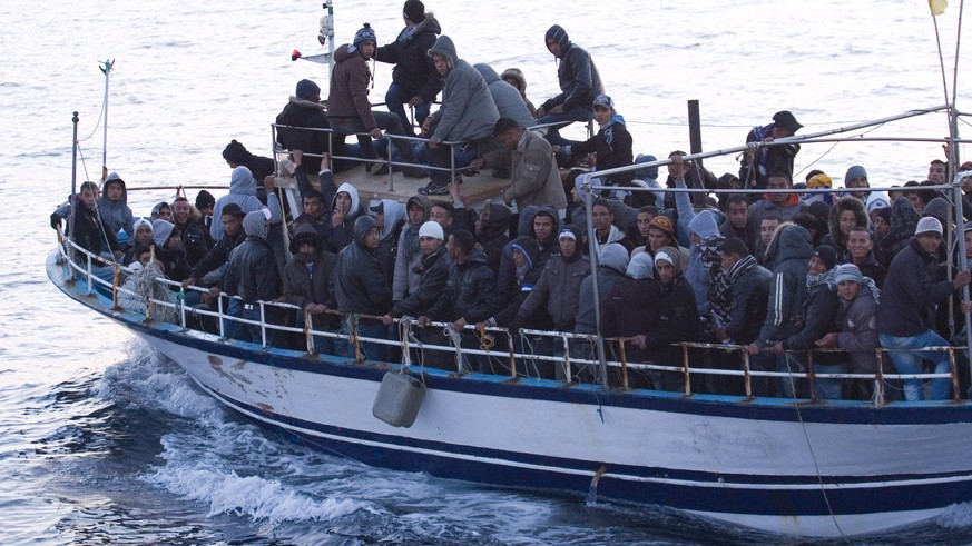 Ein Schleppboot mit Flüchtlingen vor der italienischen Küste (Symbolfoto).