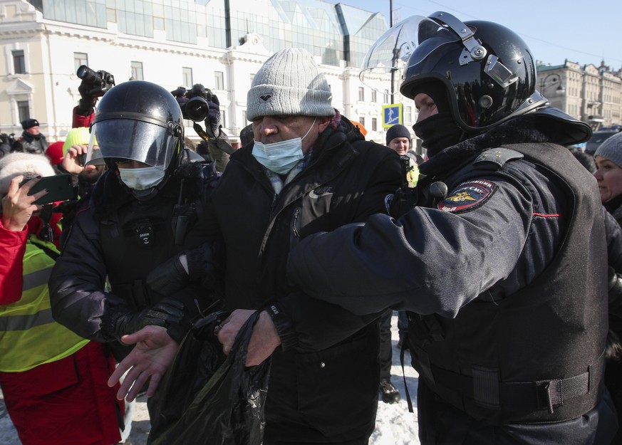 31.01.2021, Russland, Wladiwostok: Polizisten verhaften einen Mann während einer Demonstration gegen die Inhaftierung des Oppositionsführers Nawalny. Bürgerrechtlern zufolge kamen am Sonntag zunächst  ...