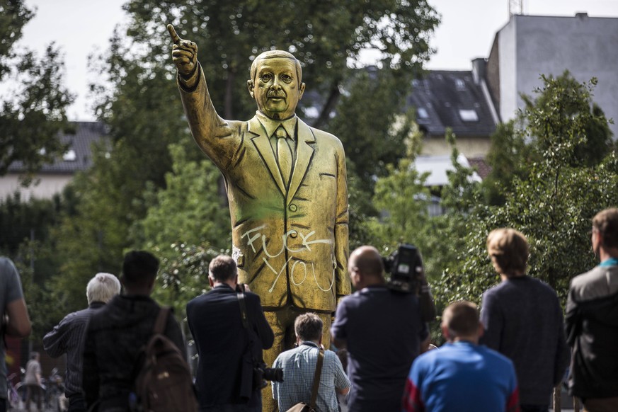 News Bilder des Tages Eine Kunstaktion der Wiesbaden-Biennale sorgt fuer Aufregung: Seit Montagabend (27.08.18) steht eine rund vier Meter hohe, goldfarbene Statue des tuerkischen Staatspraesidenten R ...