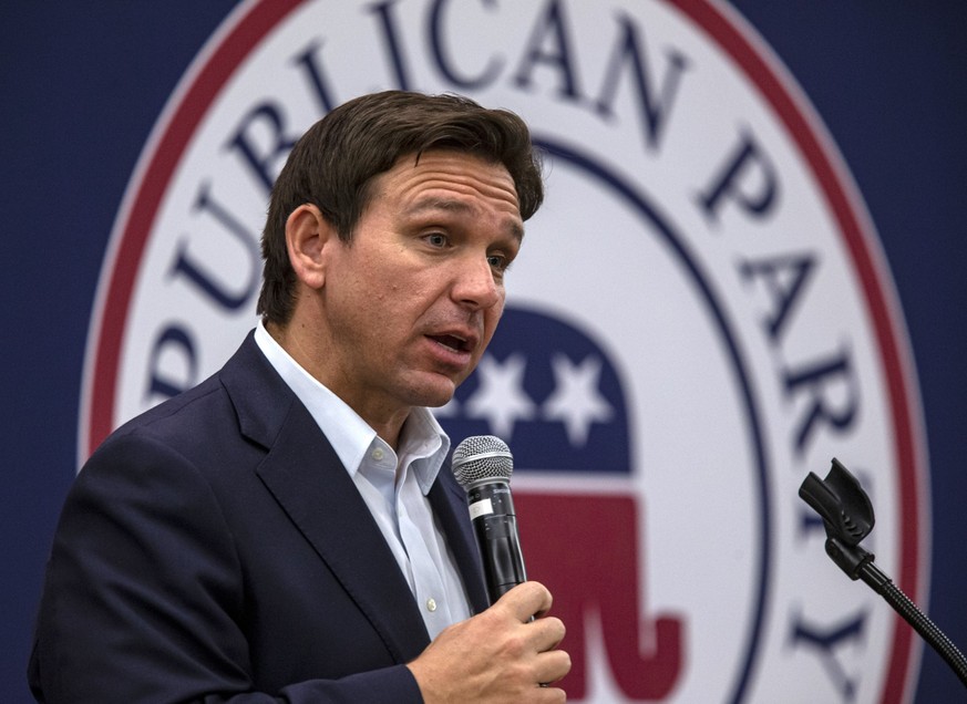 13.05.2023, USA, Cedar Rapids: Ron DeSantis, Gouverneur von Florida, spricht während eines Empfangs der Republikaner von Iowa im The Hotel at Kirkwood Center in Cedar Rapids, Iowa. Eine Open-Air-Wahlk ...