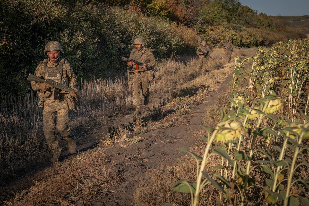 25.09.2025, Ukraine, Donezk: Ukrainische Soldaten der 66. Brigade nehmen an einer Gefechtsübung in der Region Donezk teil. Foto: Dan Bashakov/AP/dpa +++ dpa-Bildfunk +++