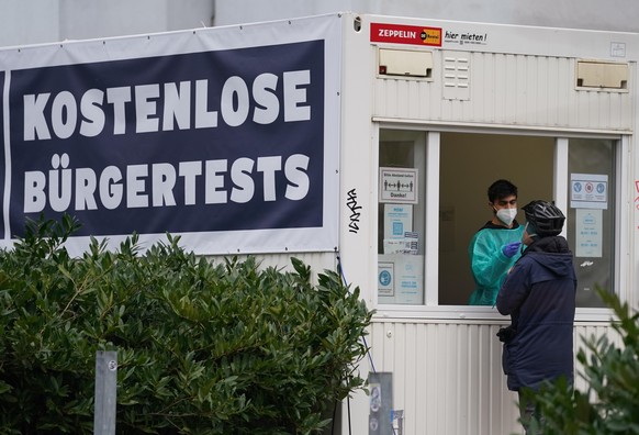 Mitarbeiter Shayan testet einen Mann an einer Corona-Teststation. Nach monatelangen Corona-Beschränkungen fallen in Deutschland ab Freitag weitere Maßnahmen weg. In der Gastronomie und Hotellerie gilt ...