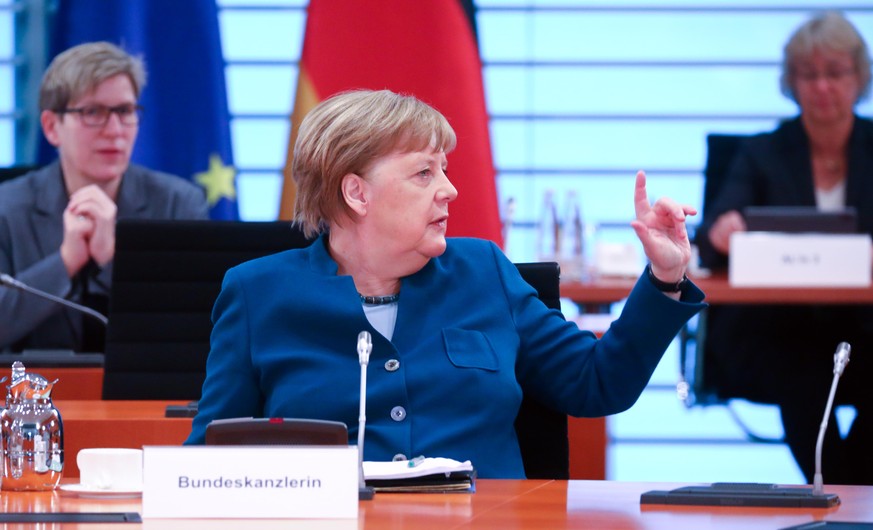 22.04.2020, Berlin: Bundeskanzlerin Angela Merkel (CDU, M) nimmt an der wöchentlichen Kabinettssitzung teil. Themen der Sitzung sind unter anderem Pflege-Mindestlohn, Rentenerhöhung, und die EU-Missio ...
