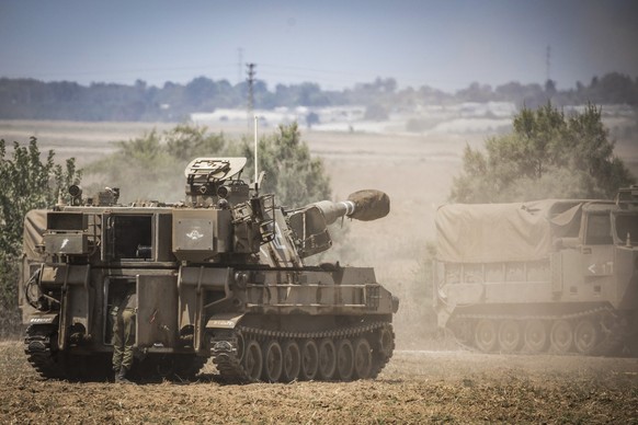06.08.2022, Israel, Sderot: Panzerhaubitzen der israelischen Armee stehen auf einem Feld in der N�he des Ortes Sderot. Israels Streitkr�fte hatten am 05.08.2022 eine gro�angelegte Milit�raktion gegen  ...
