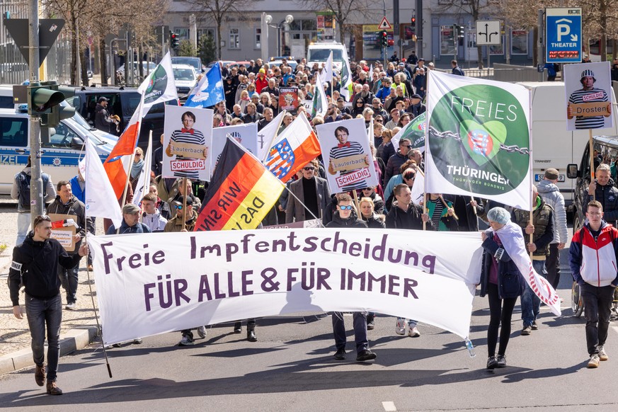 "Freie Impfentscheidung für alle &amp; für immer" steht auf einem Plakat eines Demonstrationszugs im April in Thüringen.