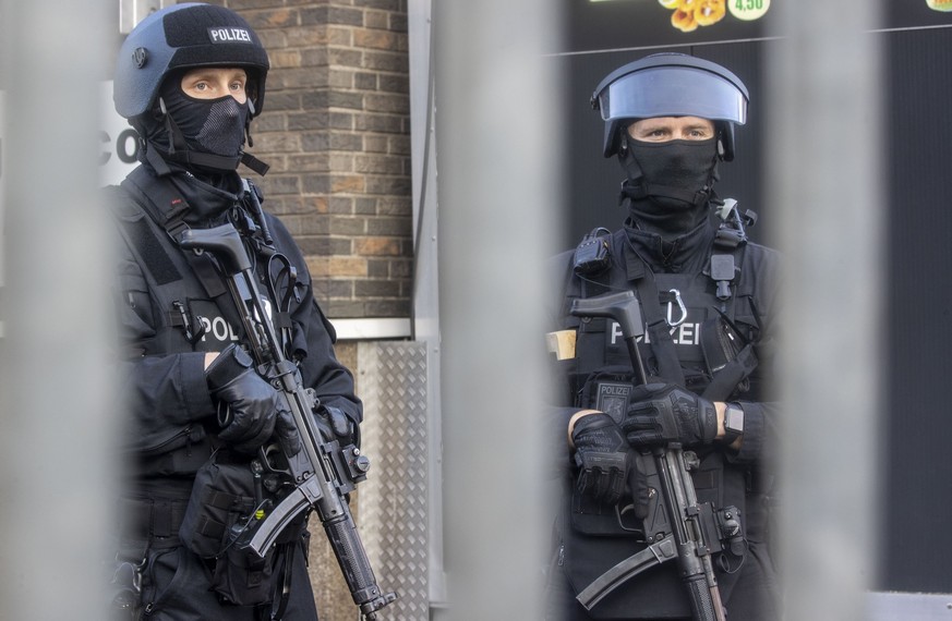 02.09.2021, Nordrhein-Westfalen, Duisburg: Polizisten stehen vor einem abgesperrten Geb�ude. Bei einer Razzia gegen Rockerkriminalit�t hat die Polizei am Donnerstagmorgen in mehreren St�dten an Rhein  ...