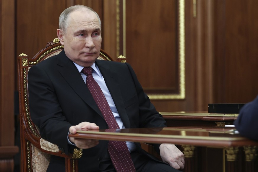 11.03.2024, Russland, Moskau: Das von der staatlichen russischen Nachrichtenagentur Sputnik via AP veröffentlichte Bild zeigt Wladimir Putin, Präsident von Russland, während eines Gesprächs im Kreml m ...