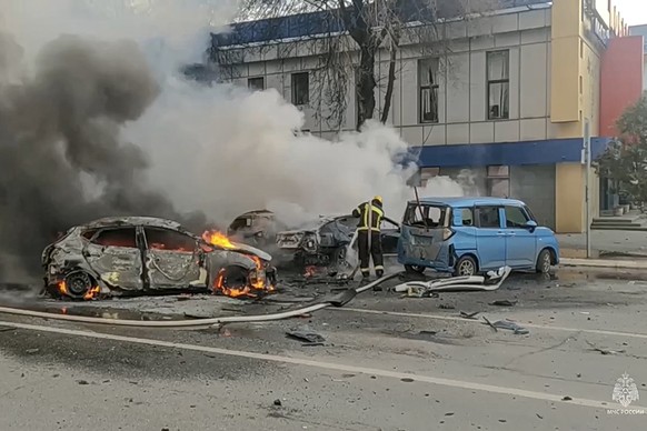 HANDOUT - 30.12.2023, Russland, Belgorod: ARCHIV - Auf diesem Foto aus einem vom russischen Ministerium für Notstandssituationen am 30. Dezember 2023 veröffentlichten Video löschen Feuerwehrleute bren ...
