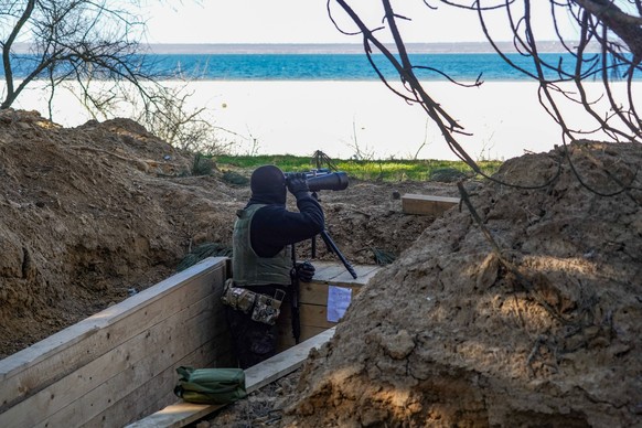 Ukraine-Konflikt, russische Stellungen am Ostufer des Dnjepr in Region Cherson RUSSIA, KHERSON REGION - MARCH 4, 2023: A serviceman is seen during the defence of the left bank of the Dnieper River. Th ...