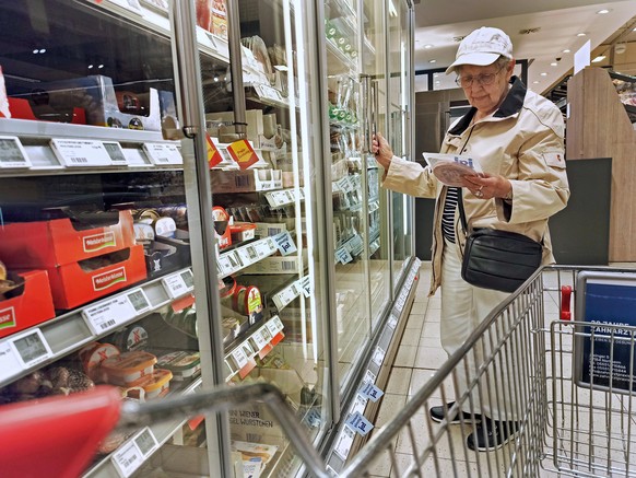 Einkauf in einem Supermarkt oder Discounter zu Zeiten von Corona und Krieg in der Ukraine. Einkauf in Zeiten von Corona und Krieg in der Ukraine *** Shopping in a supermarket or discount store at the  ...