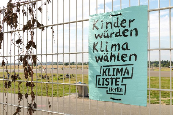 15.08.2021,Berlin,Deutschland,GER,Wahlwerbung Plakat zur Wahl zum Abgeordnetenhaus von Berlin 2021.Motiv:KlimaListe - Tempelhofer Feld - *** 15 08 2021,Berlin,Germany,GER,Election Poster for the Elect ...