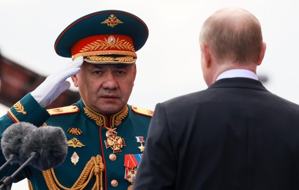 DIESES FOTO WIRD VON DER RUSSISCHEN STAATSAGENTUR TASS ZUR VERFÜGUNG GESTELLT. [MOSCOW, RUSSIA - MAY 9, 2022: Russia&#039;s Defense Minister Sergei Shoigu (L) and Russia&#039;s President Vladimir Puti ...