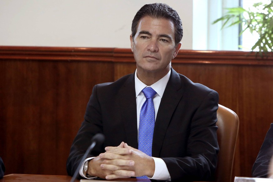 Bilder des Tages Neuer Mossad-Chef Yossi Cohen während einer Kabinettssitzung Israel s new head of Mossad Yossi Cohen attends the weekly cabinet meeting at his office in Jerusalem on January 10, 2016. ...