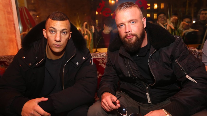 Im Bild: Kollegah und Farid Bang bei einer Autogrammstunde nach ihrem abgesagten Konzert in Dresden Dresden - Trotz abgesagtem Konzert: Kollegah und Farid Bang kommen nach Dresden *** In the picture K ...