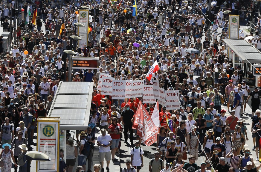 Teilnehmer der Corona-Demo gehen über die Friedrichstraße in Berlin-Mitte. 
