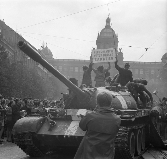 Trauma von 1968: Junge Menschen klettern auf Panzer des sowjetisch dominierten Militärbündnisses Warschauer Pakt, nach deren Einmarsch in Prag. 