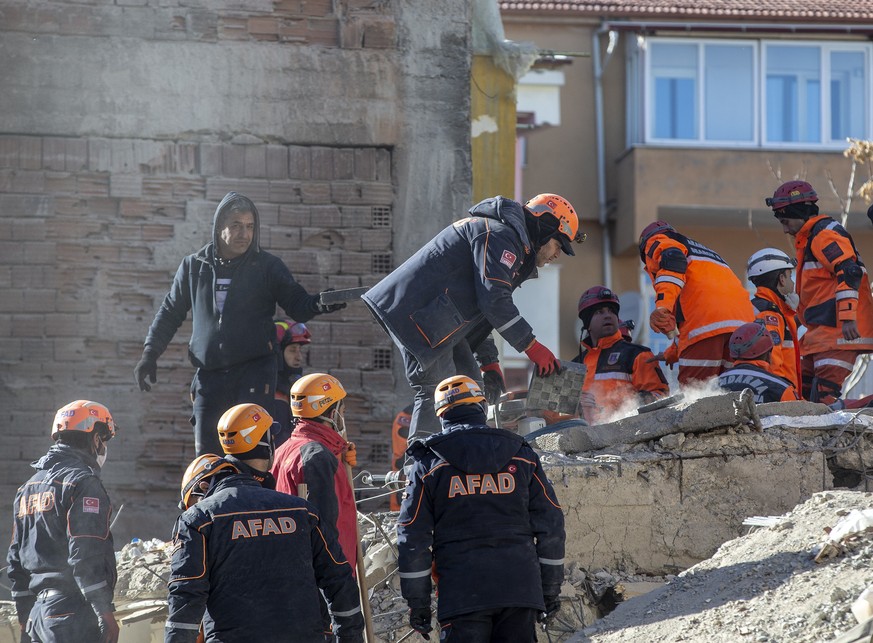 Helfer suchen in Trümmern nach Überlebenden. 