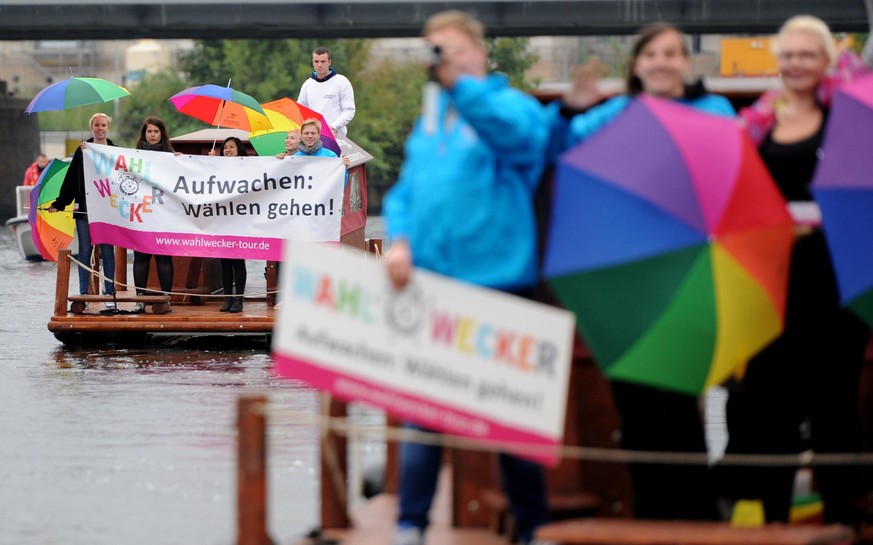 Zwei Flöße mit Jugendlichen der &quot;Wahlwecker-Tour&quot; fahren am 14.09.2014 in Potsdam (Brandenburg) auf einem Nebenarm der Havel zum Landtag der brandenburgischen Landeshauptstadt. Die Kampagne  ...