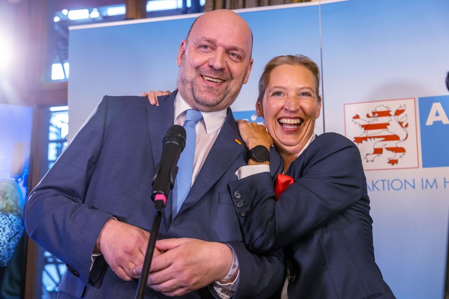 08.10.2023, Hessen, Wiesbaden: Robert Lambrou, Co-Landesvorsitzender der AfD Hessen, und Bundessprecherin Alice Weidel jubeln über das Wahlergebnis. In Hessen fand am Sonntag die Wahl zum 21. Hessisch ...