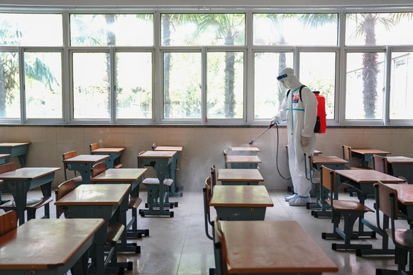 (220527) -- SHANGHAI, May 27, 2022 (Xinhua) -- A firefighter conducts disinfection in a school in Putuo District of Shanghai, east China, May 27, 2022. Disinfection work is conducted in schools in Sha ...