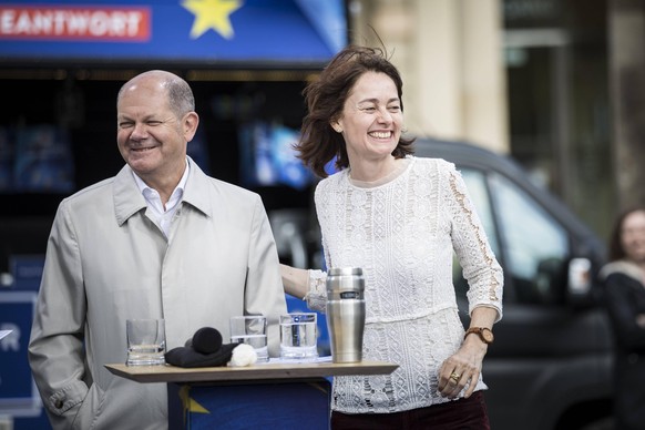Als Wahlkampf noch persönlich und direkt ging: Kanzlerkandidat Olaf Scholz beim Wahlkampf für die Europawahl 2019 mit SPD-Spitzenkandidatin Katarina Barley (r.).