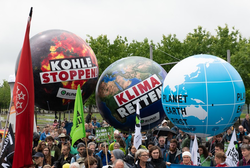 Teilnehmer einer Demonstration für den Kohleausstieg stehen unweit des Bundeskanzleramtes.