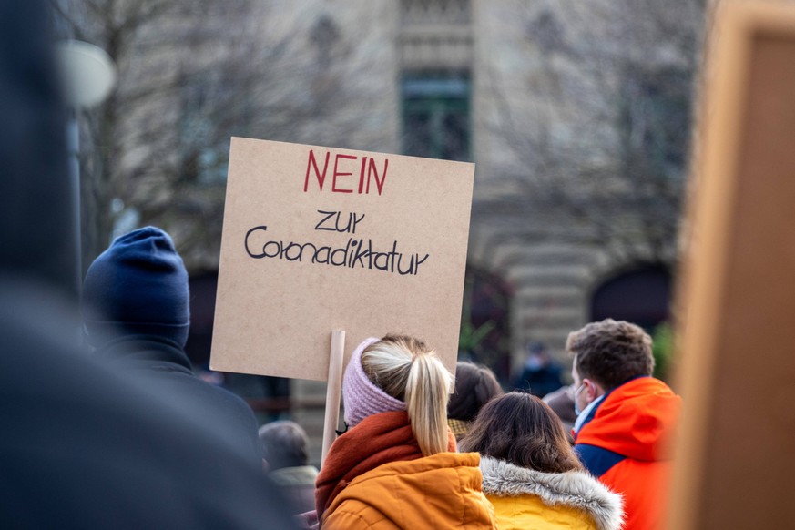 Stuttgart Proteste gegen Corona-Massnahmen, Stuttgart, 18.12.2021 Schild: Nein zur Coronadiktatur Rund 300 Teilnehmer folgen am Nachmittag einem Aufruf in einer Telegram-Gruppe zu Kundgebungen gegen d ...