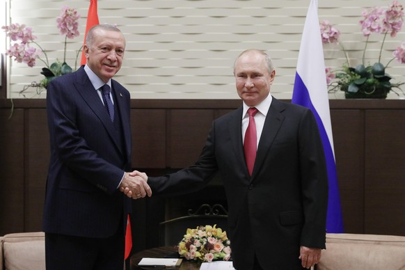 SOCHI, RUSSIA - SEPTEMBER 29, 2021: Russian President Vladimir Putin R and Turkish President Recep Tayyip Erdogan shake hands during a meeting at the Bocharov Ruchei residence. Vladimir Smirnov/TASS P ...