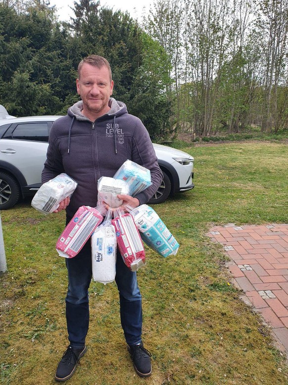 Michael Kröger hat Babynahrung und Hygieneartikel in die zentral gelegene ukrainische Stadt Krementschuk gebracht.