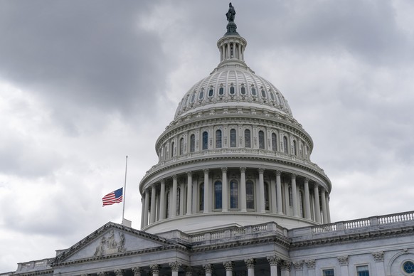 08.09.2022, USA, Washington: Die US-Flagge weht auf halbmast �ber dem US-Kapitol nach dem Tod von K�nigin Elizabeth II. Das gelte f�r das Wei�e Haus, alle �ffentlichen Geb�ude und Milit�rst�tzpunkte i ...