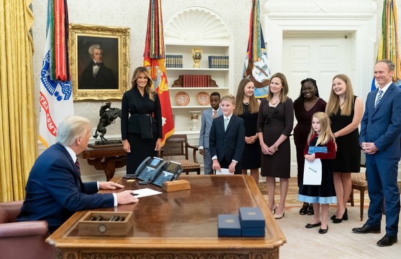Ex-Präsident Donald Trump trifft sich mit Richterin Amy Coney Barrett und ihrer Familie im Oval Office. Zwei ihrer sieben Kinder sind adoptiert.