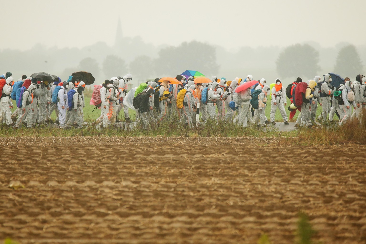 26.09.2020, Nordrhein-Westfalen, Erkelenz: Aktivisten der Orangenen Finger marschieren mit ca. 150 Personen in Richtung Keyenberg. Im rheinischen Revier haben am 26.09.2020 Protestaktionen gegen die N ...