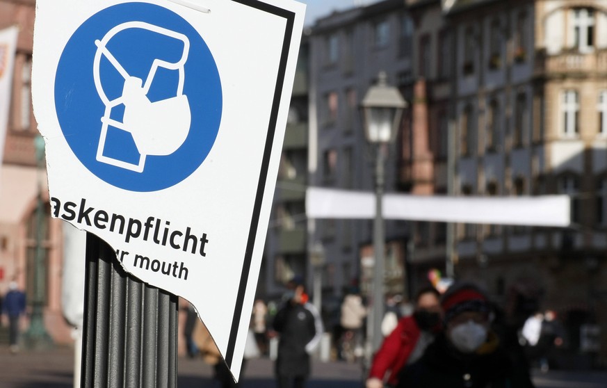 Maskenpflicht , People wear Safety Mask FFP2 in the City Center during the Hard Lockdown of the Covid 19 Coronavirus Pandemie in Frankfurt am Main , Hessen , Deutschland . February 05 , 2021.