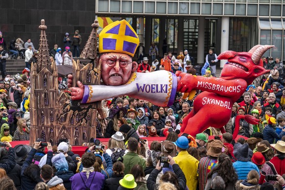 Rosenmontagszug in Düsseldorf, Strassenkarneval, Motivwagen im Karneval, von Wagenbauer Jacques Tilly, Thema Missbrauchsskandale in der katholischen Kirche, der Kölner Kardinal Woelki hält an seinem P ...