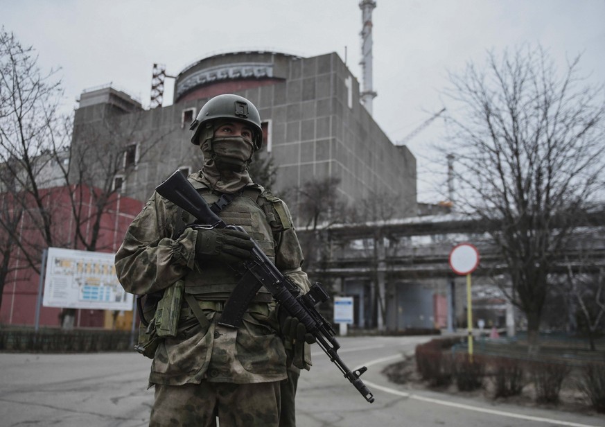 Ein russischer Soldat vor dem Atomkraftwerk in Saporischschja.