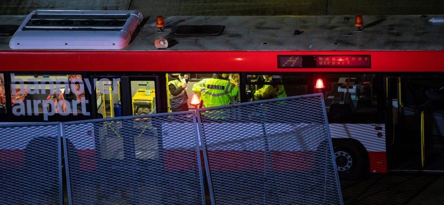 21.12.2020, Niedersachsen, Langenhagen: Ein Bus der Flughafenfeuerwehr steht auf dem Gel