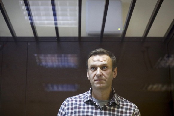 ARCHIV - 20.02.2021, Russland, Moskau: Alexej Nawalny, russischer Oppositionspolitiker, steht in einer Zelle im Bezirksgericht Babuskinskij. Der in Russland inhaftierte Kremlgegner ist trotz der Klage ...