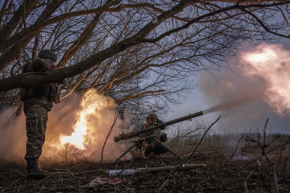 dpatopbilder - 22.02.2023, Ukraine, Wuhledar: Ukrainische Soldaten der Jagdbrigade «68 Oleksa Dovbush» feuern eine SPG-9 Rakete auf russische Stellungen an der Frontlinie. Foto: Evgeniy Maloletka/AP/d ...
