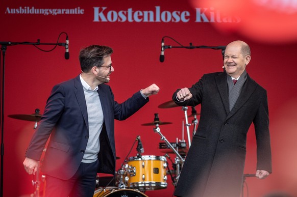 Bundeskanzler Olaf Scholz (r) und Thomas Kutschaty, Spitzenkandidat der NRW-SPD, begrüßen sich beim Wahlkampfauftakt der SPD in Nordrhein-Westfalen.