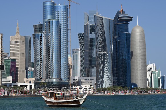 ARCHIV - 15.11.2022, Katar, Doha: Eine traditionelle Dhau liegt vor der Skyline. (zu dpa: «Kreise: Gaza-Gespräche am Donnerstag in Katar») Foto: Federico Gambarini/dpa +++ dpa-Bildfunk +++