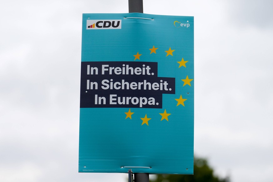 Wahlplakat der Partei CDU Christlich Demokratische Union Deutschlands, als Mitglied der Liste EVP mit der Aufschrift: In Freiheit, In sicherheit, In Europa, Plakat, Wahlkampf, Demokratie, Stra�enwahlk ...